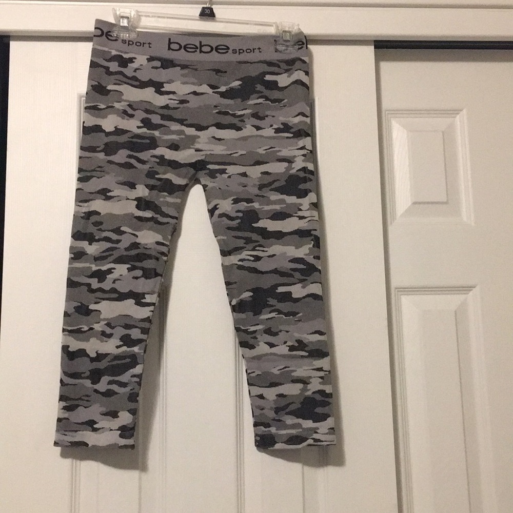 Bebe camo crop leggings